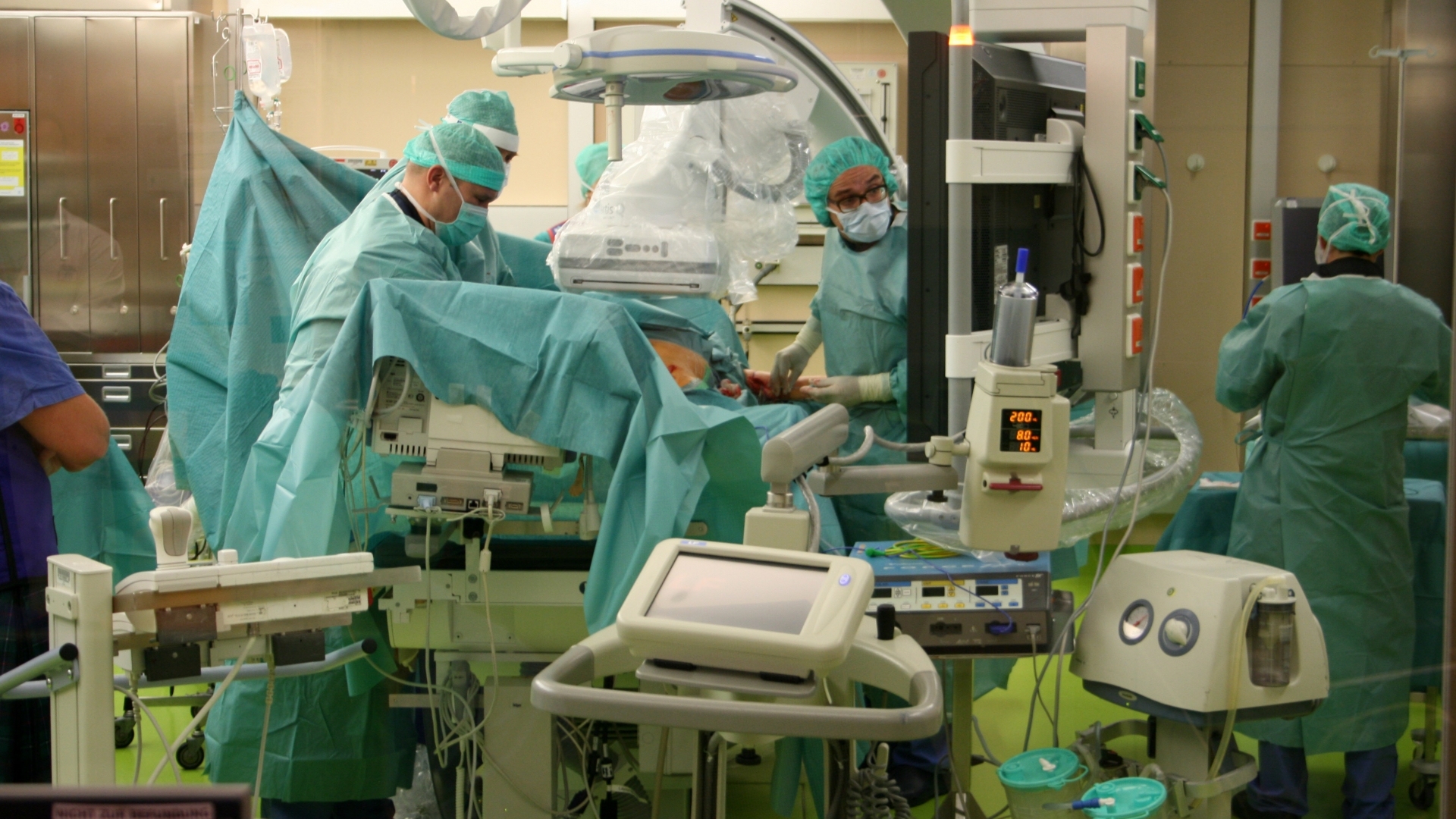 5.1_workers_in_medicine.jpg