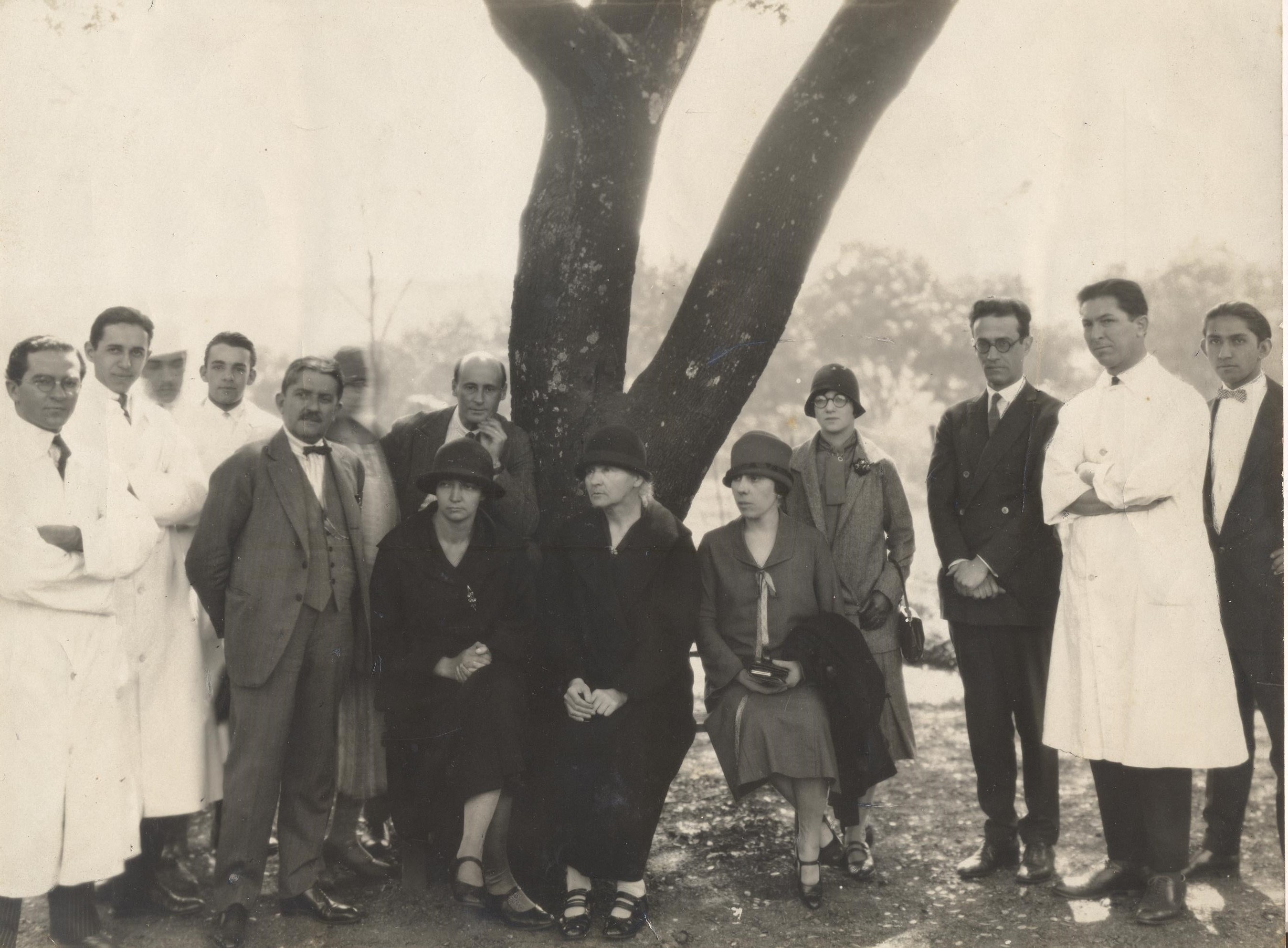 marie_curie_em_frente_ao_instituto_de_radium_em_1926_001.jpg