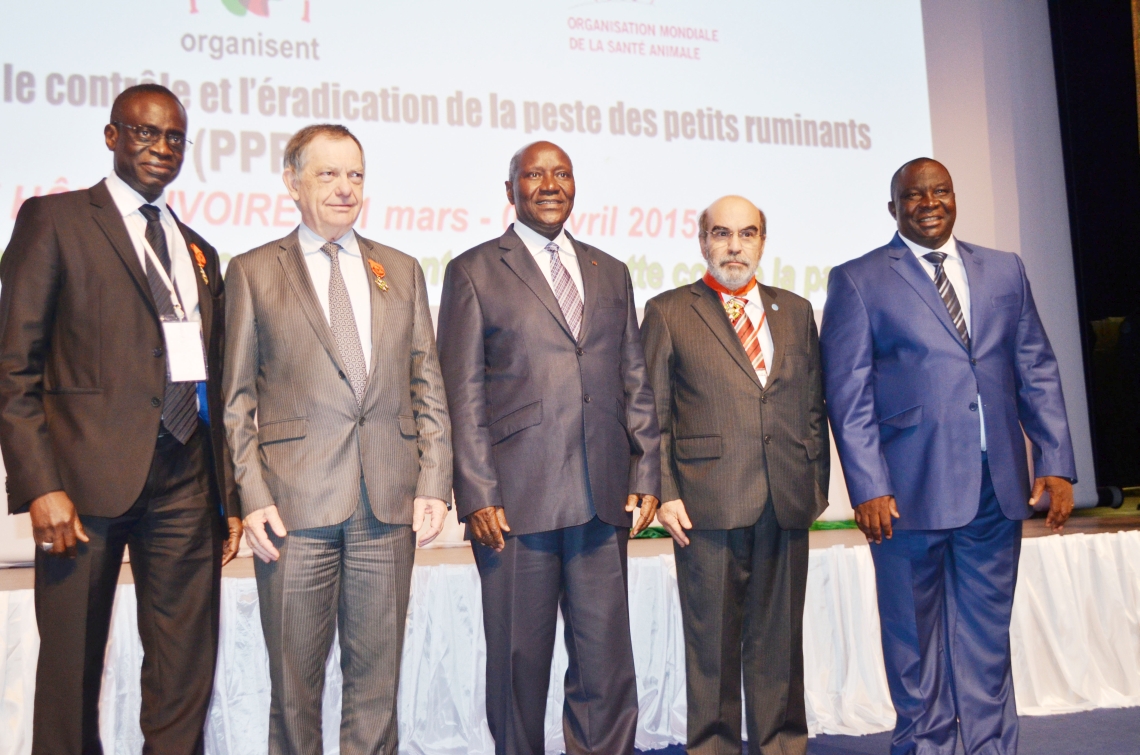 Award presentation by C?te d’Ivoire for FAO/IAEA work on PPR