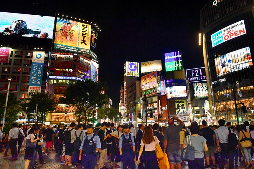 Large, bustling cities are home to billions around world. In them, people often congregate in dense crowds, for example during rush hour. Security experts, including those focusing on nuclear security, work hard to deter any threats to these vital centres, and to ensure that authorities are ready to handle security-related emergencies. The IAEA supports Member States in work to integrate nuclear security applications in major urban areas, for example through workshops. 
<br /><br />
(Photo: D. Calma/IAEA)