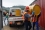 Los miembros de la misión transportan barriles vacíos al emplazamiento. Tras colocar en ellos las fuentes recuperadas, esos barriles se utilizan para transportarlas. Es preciso mantener un alto grado de seguridad — miembros de la misión de expertos comprueban con frecuencia que no haya contaminación. El OIEA exige que todas las actividades de campo que su personal realiza cumplan los reglamentos nucleares nacionales.