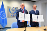 Rafael Mariano Grossi, IAEA Director-General and Michael Anderson, Chief Executive Officer and Board Member MedAccess, signs the Practical Arrangement between the International Atomic Energy Agency and MedAccess Guarantee Ltd. on Cooperation in the Area of Cancer Control in Low-Income Countries under the Framework of the IAEA’s Rays of Hope Initiative at the Agency headquarters in Vienna, Austria. 16 June 2025