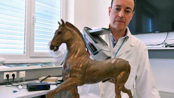 Nuclear techniques can help analyse and protect cultural heritage objects. This hand-held X ray fluorescence analyzer can be brought to the samples of interest to determine their elemental composition in only a few minutes. (Photo: IAEA)