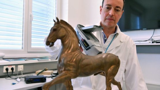 Nuclear techniques can help analyse and protect cultural heritage objects. This hand-held X ray fluorescence analyzer can be brought to the samples of interest to determine their elemental composition in only a few minutes. (Photo: IAEA)