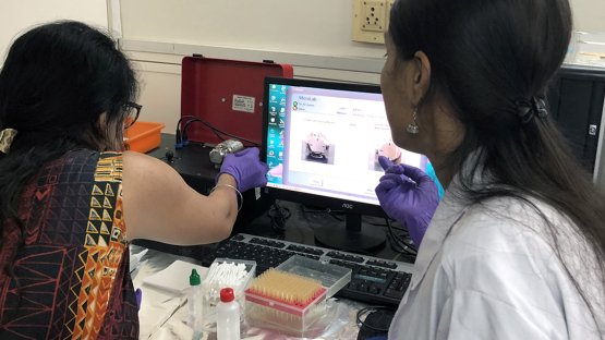 Course participant injects sample in a Fourier Transform Infrared Spectrometer (Photo: C. Loechl, IAEA)