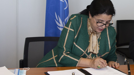 Najat Mokhtar, IAEA Deputy Director General and Head Department of Nuclear Sciences and Applications, signs the amended Collaborating Centre agreement, which extends Rosatom Tech’s work with the IAEA