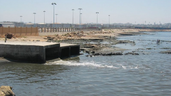 Sewage outlets such as this cause a deterioration in the quality of sea water, especially in areas important for fishery, in addition to the emission of unpleasant odors
